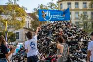 Les chaussures jetées dans les Pyramides sont récupérées pour être remployées ou recyclées. ©Handicap International